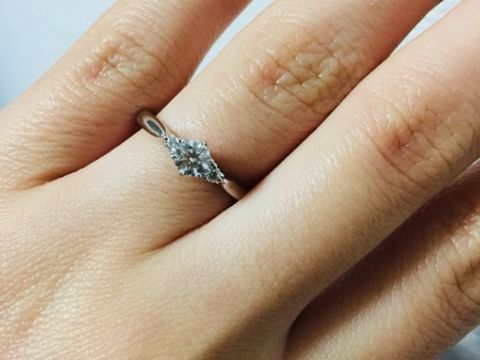 【銀座ダイヤモンドシライシの口コミ】 派手すぎずシンプルなものが好みで
かつ婚約指輪のイメージも崩さない定番…