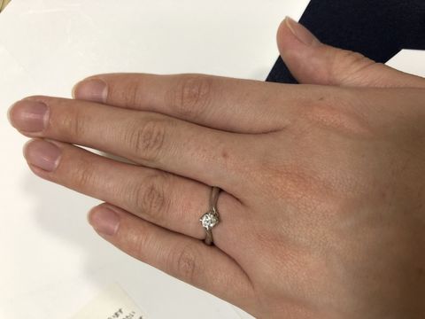 【4℃ BRIDAL(ヨンドシーブライダル)の口コミ】 色んなブランドの指輪を見て回ったうちの最初の店舗にあった指輪ですが、…