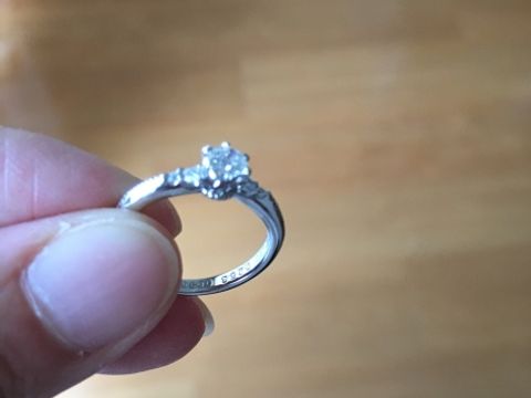 【エクセルコダイヤモンド(EXELCO DIAMOND)の口コミ】 特に候補もなく、店舗にいって一目惚れして決めました。ダイヤモンドは予…