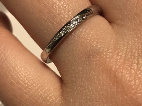 【銀座ダイヤモンドシライシの口コミ】 この指輪は一見キラキラしており、若干抵抗がありましたが、指輪をつけて…