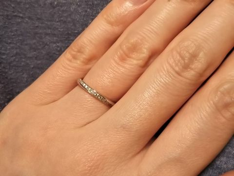 【銀座ダイヤモンドシライシの口コミ】 小さなメレダイヤが斜めに入っていてどこから見てもきらきらしていて綺麗…