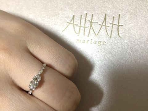 【AHKAH(アーカー)の口コミ】 しずくが流れるようなダイヤの並びがとても美しいです。流水をイメージし…