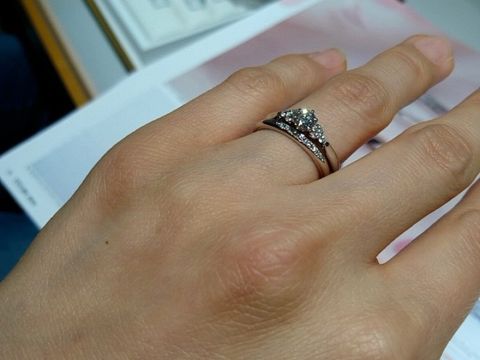 【銀座ダイヤモンドシライシの口コミ】 婚約指輪か結婚指輪のどちらかをシンプルにしようかと思ってたのですが、…