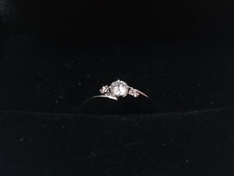 【ASTRALISの口コミ】 アレルギーがあるので指に刺激の少ない材質を希望して、この指輪はデザイ…