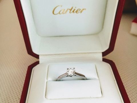 【カルティエ(Cartier)の口コミ】 カルティエのデザインとブランドが好きでずっと憧れていた。婚約指輪はは…
