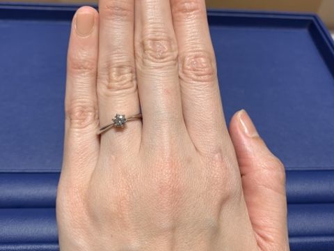 【銀座ダイヤモンドシライシの口コミ】 シンプルなリングに0.3カラット後半のダイアです。色々試着しましたが、飽…