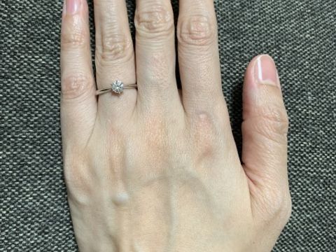 【銀座ダイヤモンドシライシの口コミ】 シンプルな一粒のダイヤが目立つ指輪を探していました。リングは細くてダ…