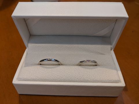 【Pink Dolphin Diamond(ピンクドルフィンダイヤモンド)の口コミ】 婚約指輪に合わせてピンクダイヤの入った指輪を選びました。男性用の指輪…