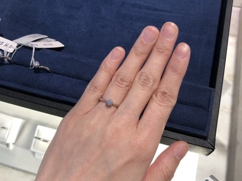 【4℃ BRIDAL(ヨンドシーブライダル)の口コミ】 王道デザインで結婚指輪との相性も良さそうです。サンプルが9号？でわたし…