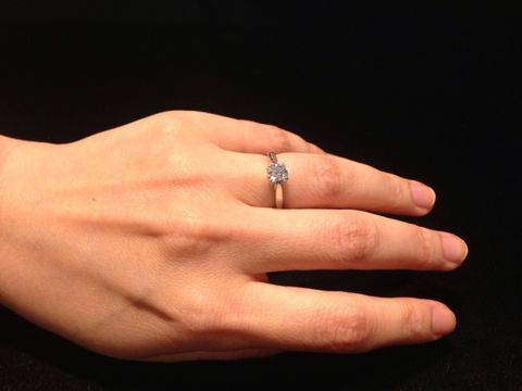 【ハリー・ウィンストン(Harry Winston)の口コミ】 ハリーウィンストンの小さな爪で止めてあるシンプルなダイヤモンドのラウ…