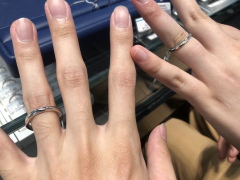 【銀座ダイヤモンドシライシの口コミ】 指輪なウェーブがかかったデザインです。ダイヤモンドはとても輝いており…