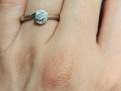 【銀座ダイヤモンドシライシの口コミ】 どんな婚約指輪がいいか想像できてませんでしたが、着けたときにデザイン…