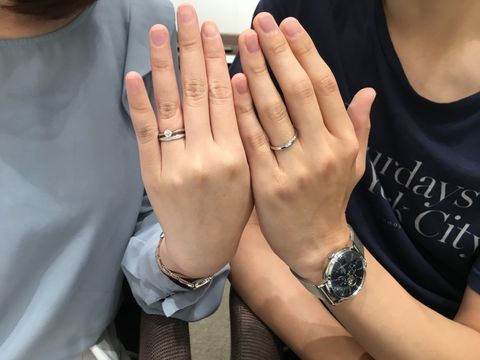 【アイプリモ(I-PRIMO)の口コミ】 婚約指輪が1粒ダイヤモンドでシンプルな指輪なので
重ね付けした時に華や…