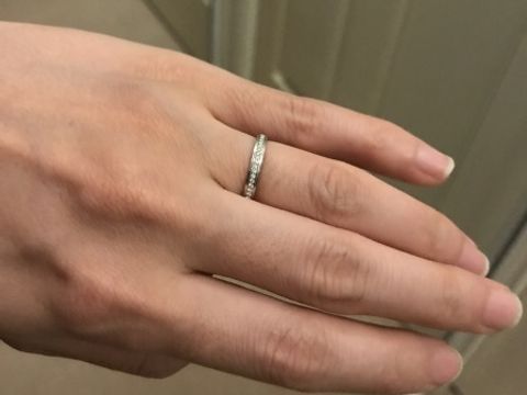 【カルティエ(Cartier)の口コミ】 婚約指輪と同じブランドで買いました。
ダイヤがたくさん付いているパヴェ…