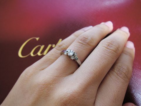 【カルティエ(Cartier)の口コミ】 一目ぼれでした。
ダイヤモンドの色に惹かれたのですが店員さんに聞くと貴…