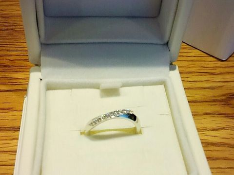 【4℃ BRIDAL(ヨンドシーブライダル)の口コミ】 指輪のデザインは表にキラキラのダイヤがいくつか付いていてゴージャスな…