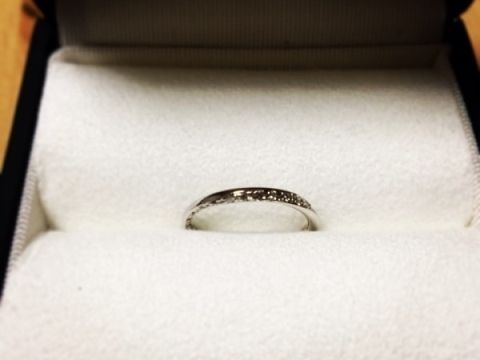 【Galopine & Galopin(ガロピーネガロパン)の口コミ】 婚約指輪と重ね付けをしても綺麗に見える指輪が良いと思い、同じ名前のこ…