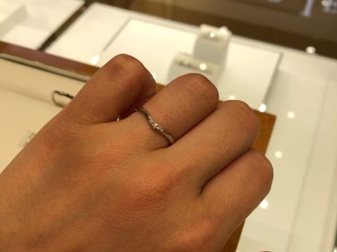 【STAR JEWELRY(スタージュエリー)の口コミ】 細身のデザインで、緩やかなわざとらしくない、ウェーブのデザインです。
…