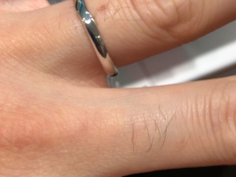 【銀座ダイヤモンドシライシの口コミ】 デザインはシンプルでかっこ良かったです。付けた時に細すぎ太すぎず安心…