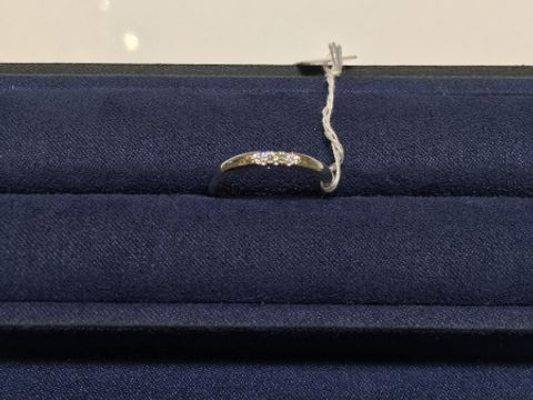 【4℃ BRIDAL(ヨンドシーブライダル)の口コミ】 ストレートラインでかつリングの縁が丸くなっており、指にしっかり馴染み…