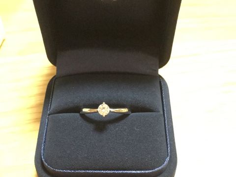 【4℃ BRIDAL(ヨンドシーブライダル)の口コミ】 婚約指輪はシンプルな王道デザインのものがいいと思っており、デザインを…