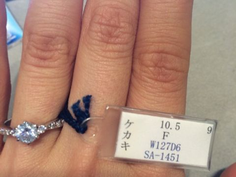 【WATANABE / 卸商社直営　渡辺の口コミ】 メレダイヤとリングに敷石が埋め込まれているタイプなので、とても華やか…