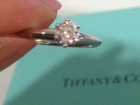 【ティファニー(Tiffany & Co.)の口コミ】 ダイヤがとても大きくてすごくきれいです。
周りもきれいにできているので…