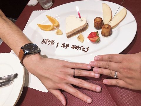 【4℃ BRIDAL(ヨンドシーブライダル)の口コミ】 花の形で花の中にダイヤがあるのはもちろん、横に小さいダイヤもついてい…