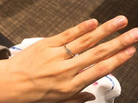 【銀座ダイヤモンドシライシの口コミ】 私はシンプルかつ左右対称のデザインが好きだったため、見た瞬間に一目惚…