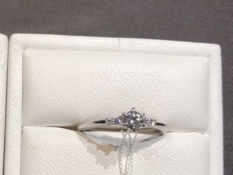 【アイプリモ(I-PRIMO)の口コミ】 たくさん見たなかでずっと残っていた一点です。リングの太さやダイヤの配…