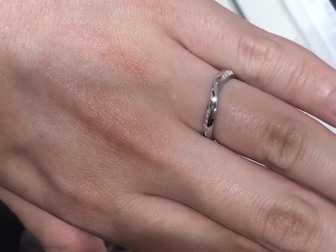 【俄(にわか)の口コミ】 デザインがかわいいです。対になるようにダイヤが付いているところが可愛…