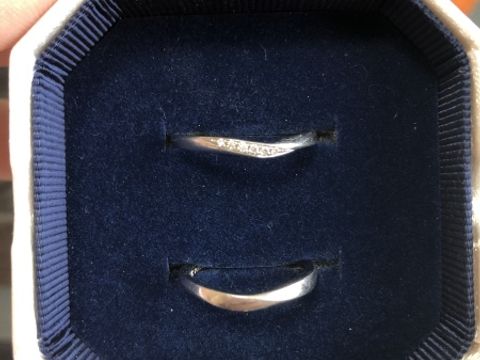 【4℃ BRIDAL(ヨンドシーブライダル)の口コミ】 同じお店で買った婚約指輪と一緒に付けられるものがよく合わせた感じなど…