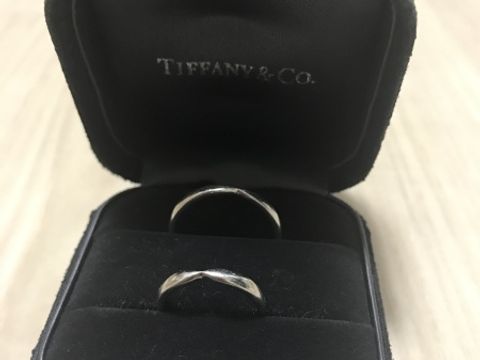 【ティファニー(Tiffany & Co.)の口コミ】 婚約指輪と重ね付けしやすいように真ん中がくびれているハーモニーシリー…