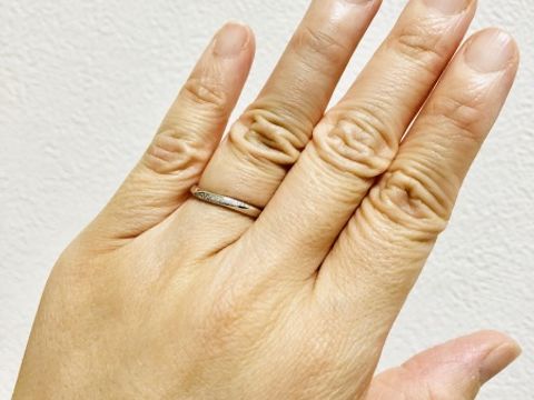 【4℃ BRIDAL(ヨンドシーブライダル)の口コミ】 結婚指輪はずっとつけるものなので、シンプルでかつ、ラインストーンが入…