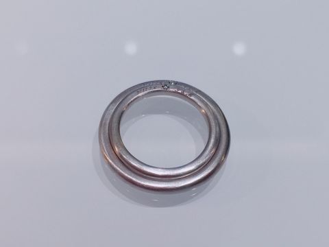 【AHKAH(アーカー)の口コミ】 シンプルで、つけた感じが肌馴染みが良かったので。ダイヤと刻印はリング…