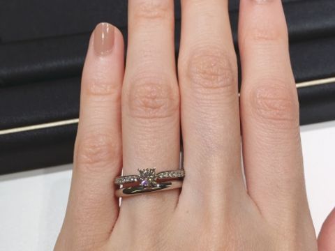 【ラザール ダイヤモンド(LAZARE DIAMOND)の口コミ】 ハーフエタニティの中央に大きいダイヤモンドが入ったデザインですが、リ…