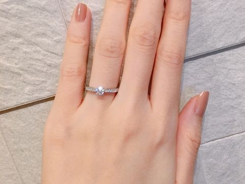 【ラザール ダイヤモンド(LAZARE DIAMOND)の口コミ】 ハーフエタニティの中央に大きなダイヤがセッティングされたデザインです…