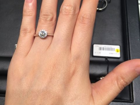 【ラザール ダイヤモンド(LAZARE DIAMOND)の口コミ】 センターダイヤを囲んでいるダイヤがいっぱいついている
個性豊かなデザイ…