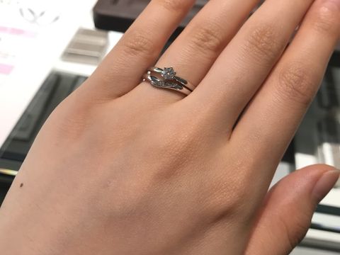 【アイプリモ(I-PRIMO)の口コミ】 婚約指輪がダイヤ一粒タイプだったので、結婚指輪をウェーブの形にすると…
