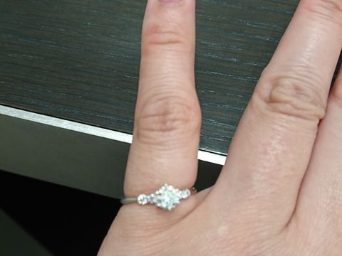 【モニッケンダム(MONNICKENDAM)の口コミ】 リングが細めのデザインが何種類かあり、いずれもダイヤモンドがとても目…