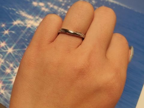 【銀座ダイヤモンドシライシの口コミ】 婚約指輪とセットで着けた時に合うデザインを探していました。
婚約指輪の…