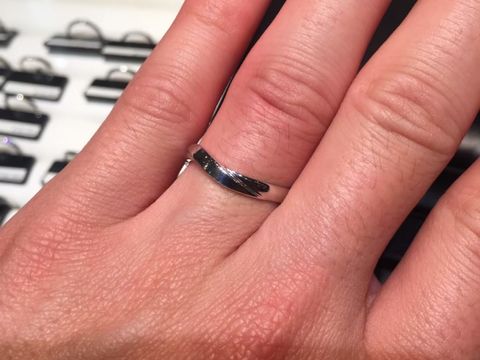 【ラザール ダイヤモンド(LAZARE DIAMOND)の口コミ】 間接が太めの自分の指にはちょうどいい太さ、サイズ感です。
ゴツさもなく…