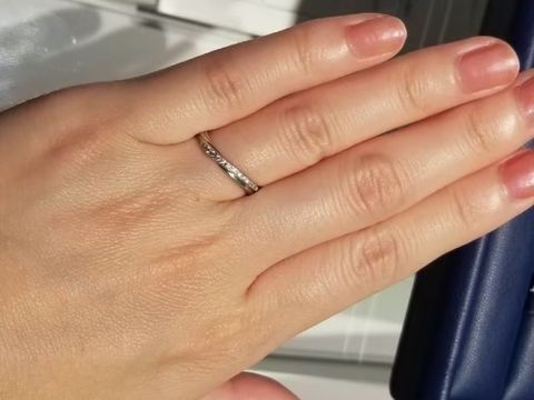 【銀座ダイヤモンドシライシの口コミ】 緩やかにウェーブが入ったデザインです。
その中で小粒のダイヤモンドが入…