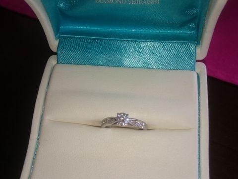 【銀座ダイヤモンドシライシの口コミ】 婚約指輪を一緒に選びにいくことになり、ゼクシィなどの結婚に関する雑誌…