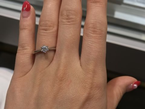 【アイプリモ(I-PRIMO)の口コミ】 とても美しいデザインで、指が細く見える指輪です。
指輪はソリティアの種…
