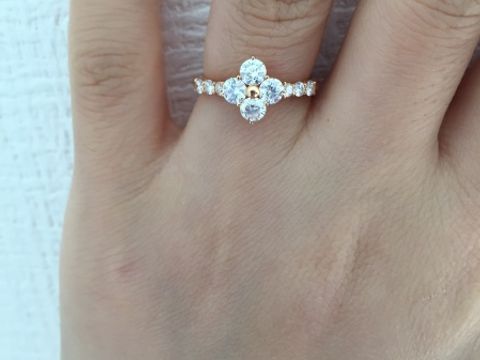 【QUEEN(クイーン)の口コミ】 ダイヤがとにかく綺麗でデザインが他にはなくとても気に入りました。中心…