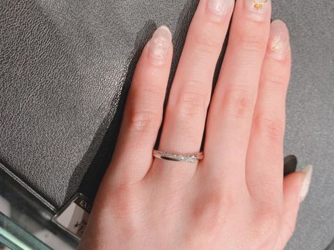 【エクセルコダイヤモンド(EXELCO DIAMOND)の口コミ】 ラインがカーブしているデザインがとても気に入り、お値段も範囲内でした…