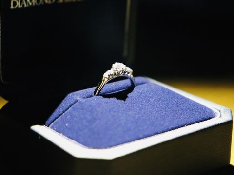 【銀座ダイヤモンドシライシの口コミ】 デザインがとってもいいです。中央にメインのダイアモンド一つと両脇に二…