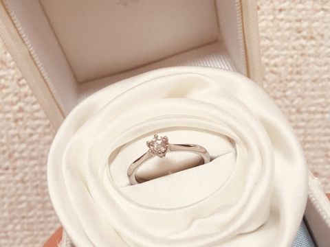 【4℃ BRIDAL(ヨンドシーブライダル)の口コミ】 私が華奢なデザインが好みというのを知っていた主人が選んでくれました。
…