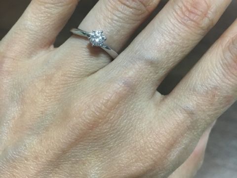 【4℃ BRIDAL(ヨンドシーブライダル)の口コミ】 少し波形になっていてシンプルオシャレなを感じます。
シンプルな分、中央…